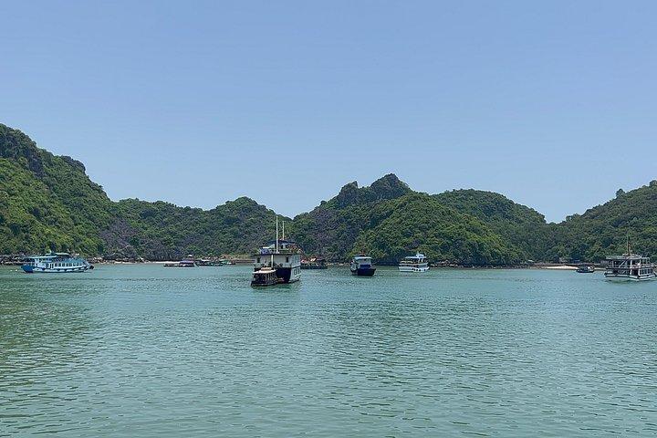 ハロン湾ユネスコクルーズツアー：ソンソット＆ルオン洞窟、チトフ島