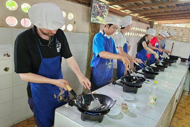 チェンマイ ランナースタイルタイ料理＆市場半日ツアー