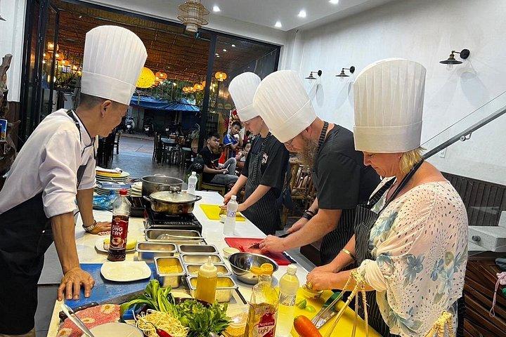 プロのシェフによる少人数グループでのホイアンの本格料理教室