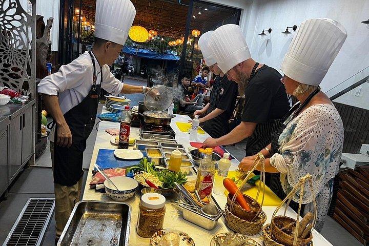 プロのシェフによる少人数グループでのホイアンの本格料理教室