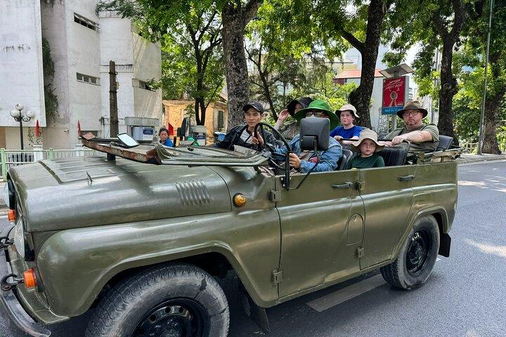 ハノイジープシティツアーは、田園列車通り、隠れた宝石を組み合わせた