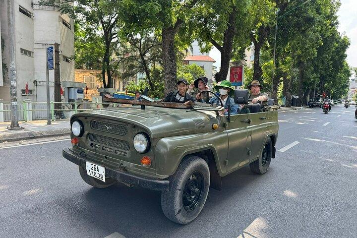 ハノイジープシティツアーは、田園列車通り、隠れた宝石を組み合わせた