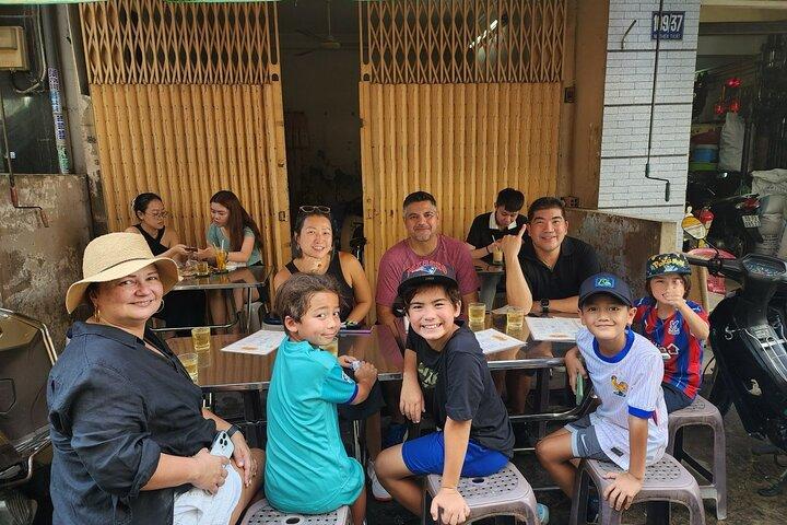 Experiência de passeio gastronômico de rua em jipe ao ar livre em Saigon à noite