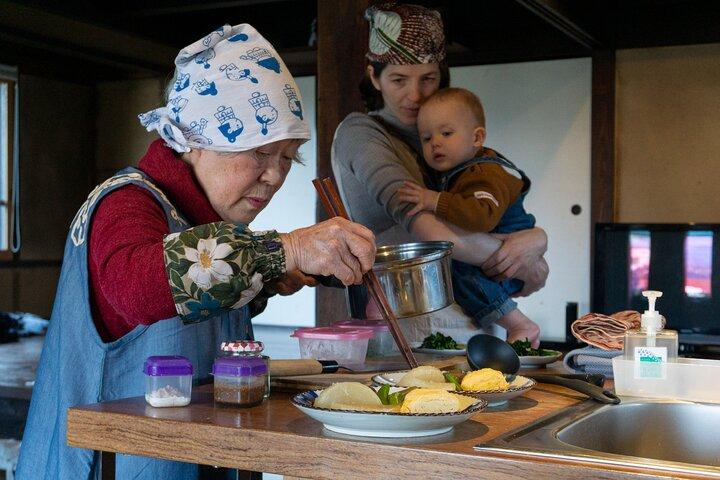 Kochen mit einem lokalen Okaasan bei Kominka auf Ojika Island Nagasaki