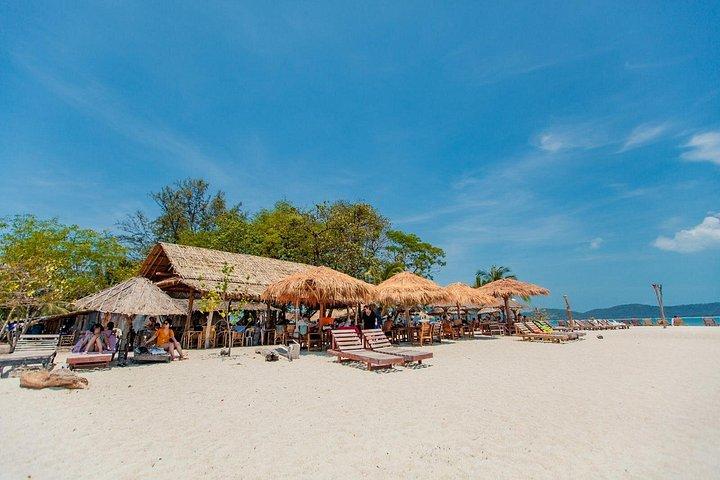 サムイ島からスピードボートでピッグアイランドでの豚の餌やり、カヤック、シュノーケリング旅行
