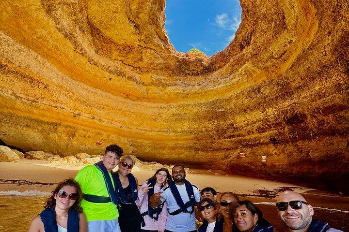 リスボン発ベナギル洞窟ボートツアー付きアルガルヴェプライベート日帰り旅行