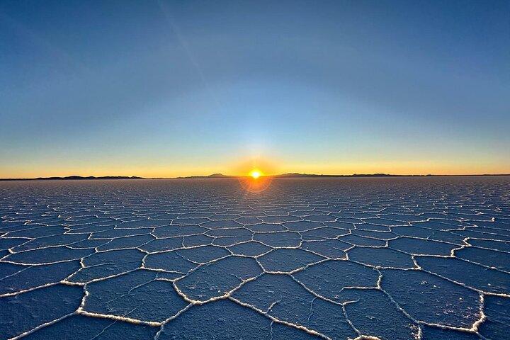 Großartiger Sonnenuntergang in Uyuni-Salz-Ebenen von Uyuni
