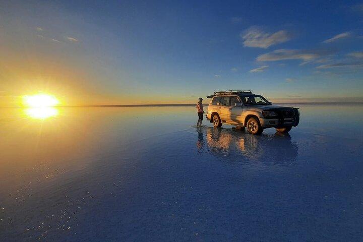 UyuniからのUyuni Salt Flatsの壮大な夕焼け
