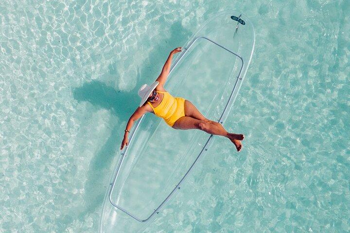 Ontdek schilderachtig water in een transparante kajak met dronebeelden