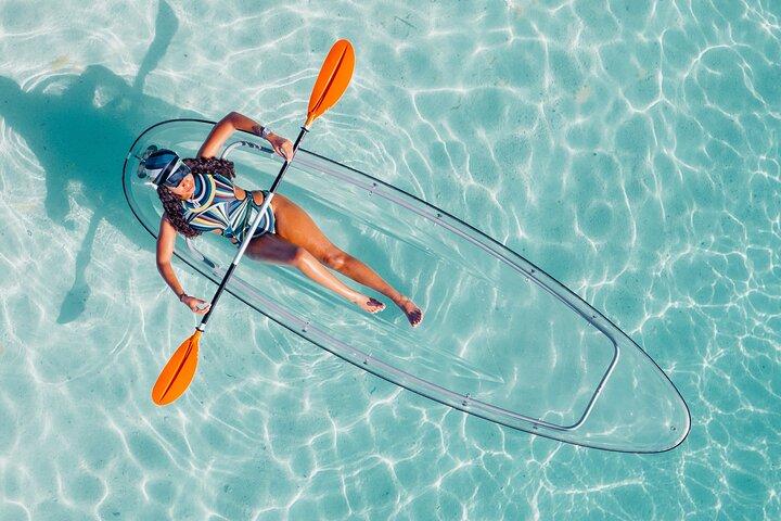Explore águas cênicas em caiaque transparente com imagens de drone