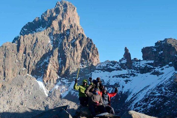Excursão de um dia no Monte Quênia saindo de Nairóbi com almoço