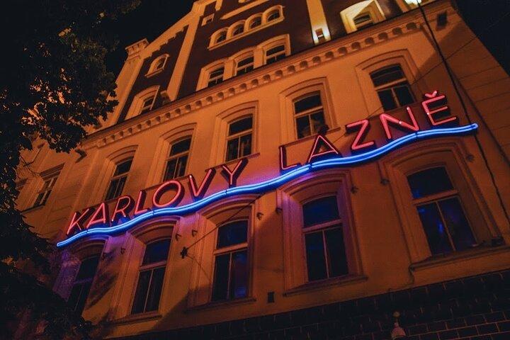 Praga Pub Crawl con Karlovy Lazne Entrada y disparos