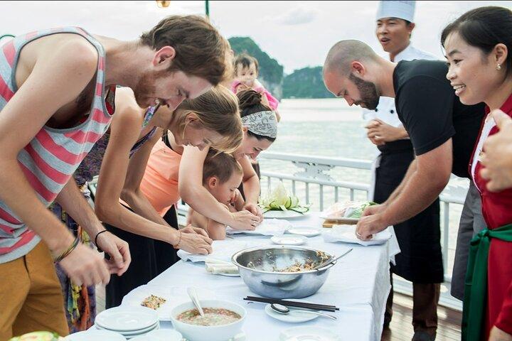 魅惑的な2日間1泊ハロン湾クルーズ:3つ星の快適さをお楽しみください