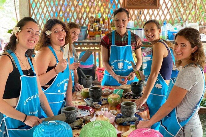 Heldags thailandsk madlavning og Bua Thong-vandfaldet i Chiang Mai