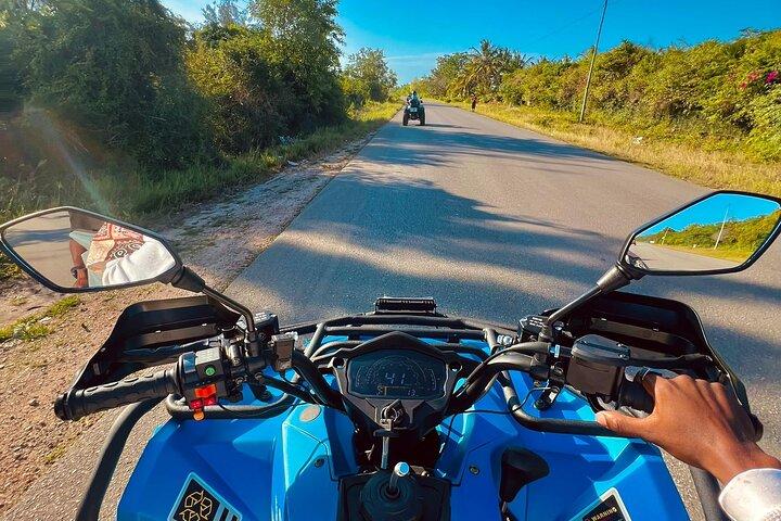 Aventure hors route en quad à Zanzibar