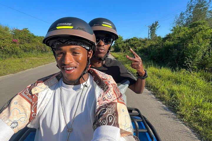 Aventure hors route en quad à Zanzibar