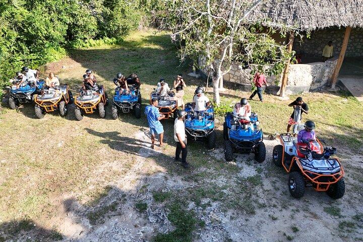 Aventure hors route en quad à Zanzibar