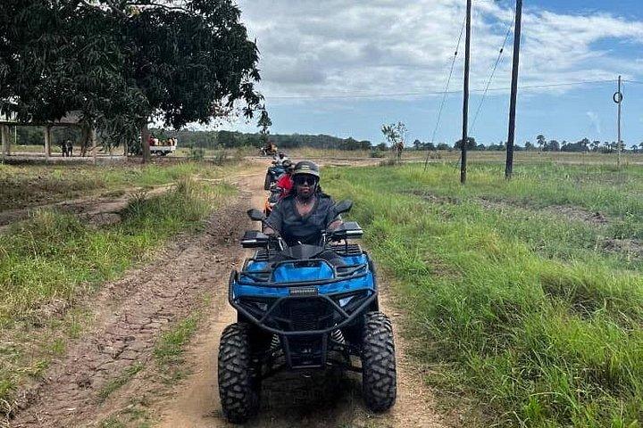 ザンジバルのオフロードクワッドバイクアドベンチャー