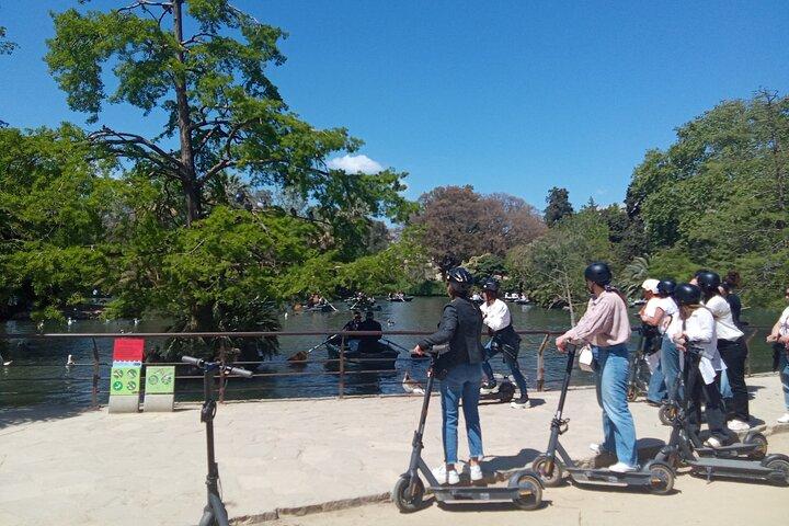 バルセロナ：現地ガイド付きEスクーターまたはバイクツアー