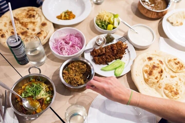 Local Street Food and Guided Walking Tour of Dubai Old Town