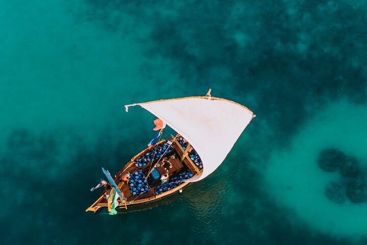 Dhow de lujo de día completo en Isla Mnemba en Zanzíbar