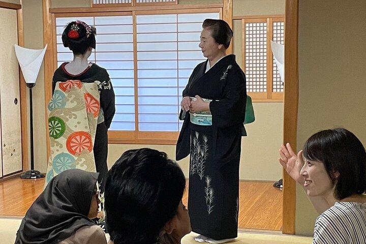 京都： 祇園散策ツアーで芸者舞妓に会いに行こう