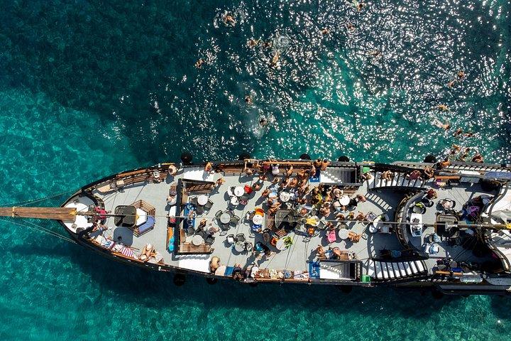 キャプテン モーガンによる 3 つの島と 4 つのスイミングスポットを含む豪華クルーズ
