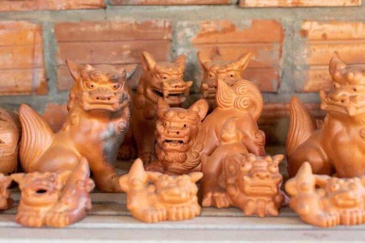 Fabricação de cerâmica com os moradores locais na vila de Thanh Ha