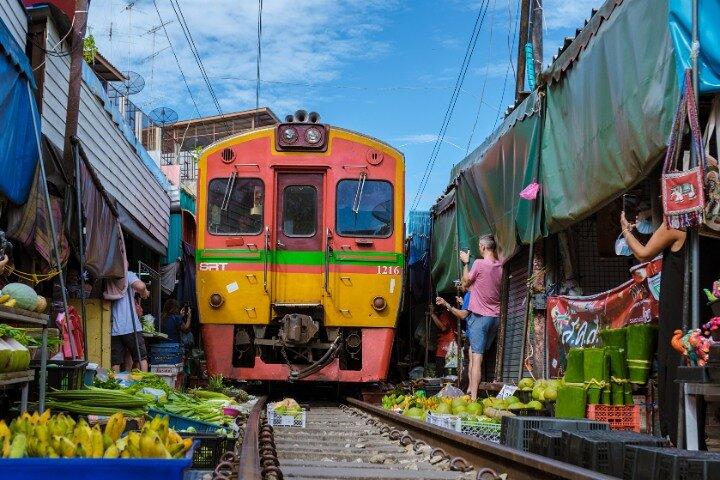 Halvdags jernbanemarked og flydende markedstur i Thailand