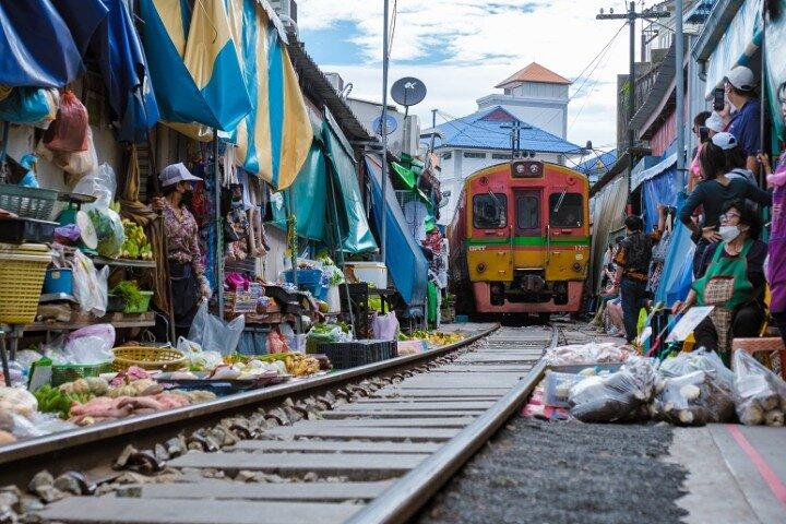 Halvdags jernbanemarked og flydende markedstur i Thailand