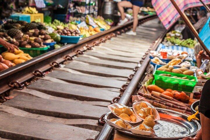 Halvdags jernbanemarked og flydende markedstur i Thailand