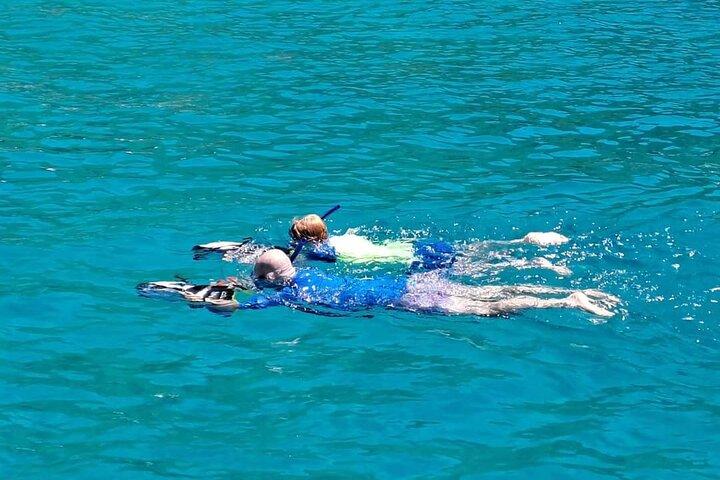 水中スクーターで洞窟と隠れた湾を探索する