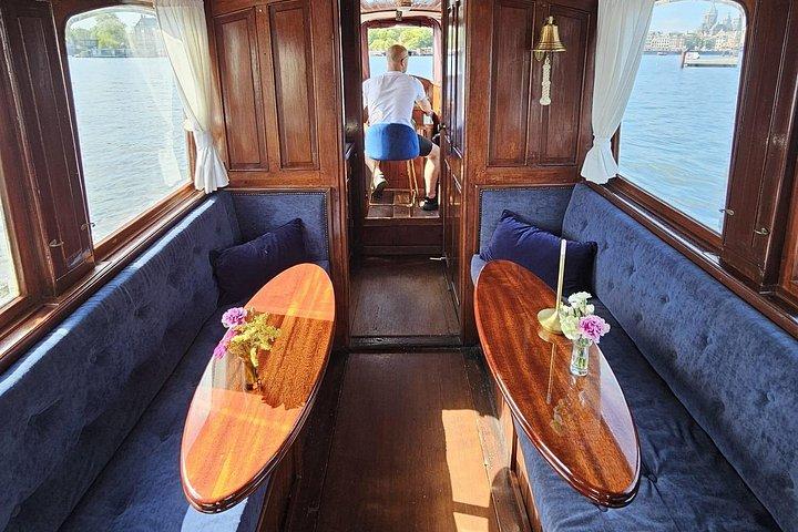 プライベート ボート ツアー アムステルダム - 90 分込み。歴史的なサルーン ボートでのウェルカム ドリンク