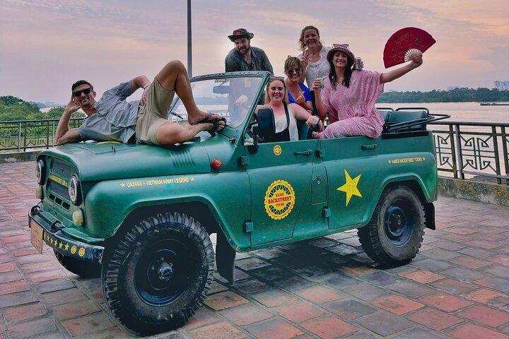 Tour in Jeep a Saigon con cibo, cultura e divertimento con la Jeep dell'esercito vietnamita