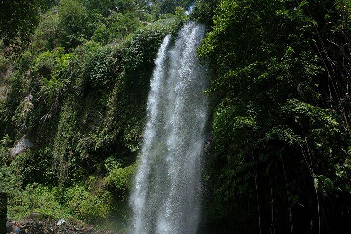 Visite historique privée de Lombok et cascade