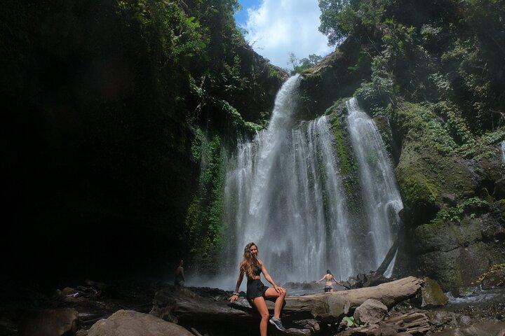 Visite historique privée de Lombok et cascade