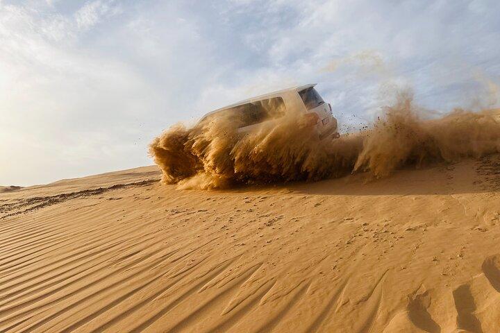 Safari dans le désert du matin à Abu Dhabi avec balade à dos de chameau et planche à sable