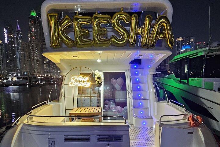 Festa di compleanno di 2 ore su uno yacht a Dubai