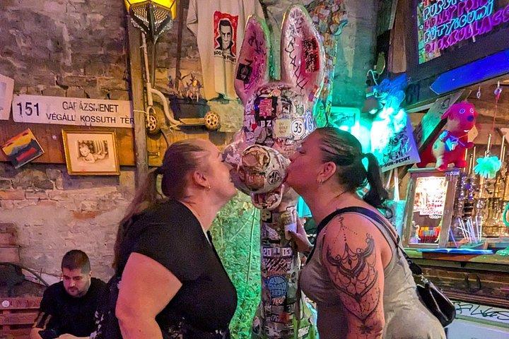 ブダペスト・バイブ: 廃墟バー、ストリートアートとカルチャーツアー