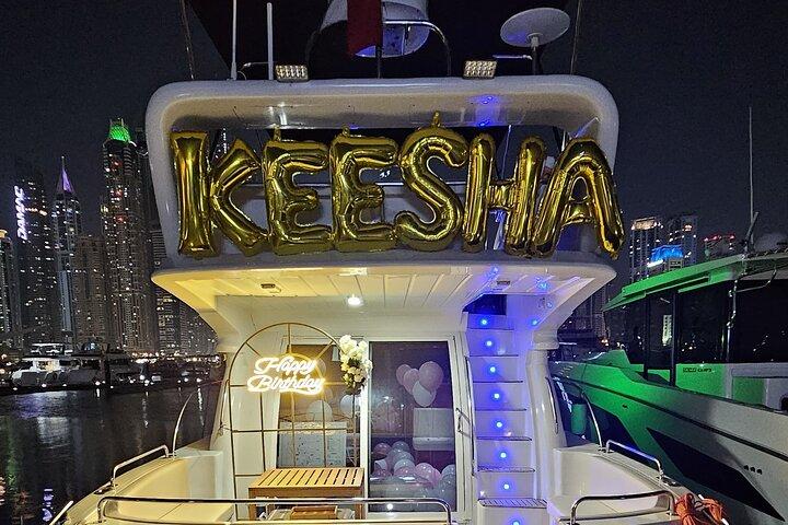 Festa di compleanno di 2 ore su uno yacht a Dubai