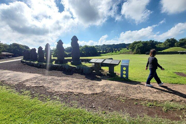 済州島のサングンブリ クレーターと済州石公園のプライベート ツアー