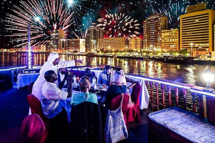 NYE 2026 Dubai Dhow Cruise Burj Khalifa Fyrværkeri Live på vandet
