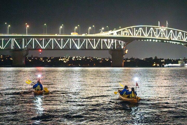Excursion nocturne en kayak dans la ville illuminée d'Auckland