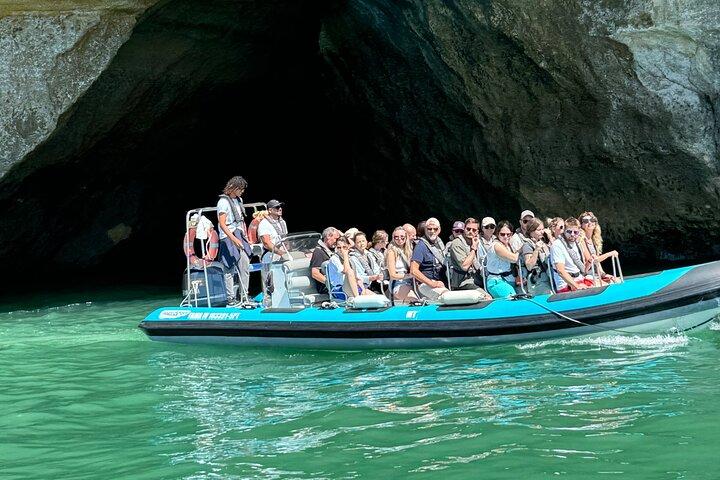 リスボン発ベナギル洞窟ボートツアー付きアルガルヴェプライベート日帰り旅行