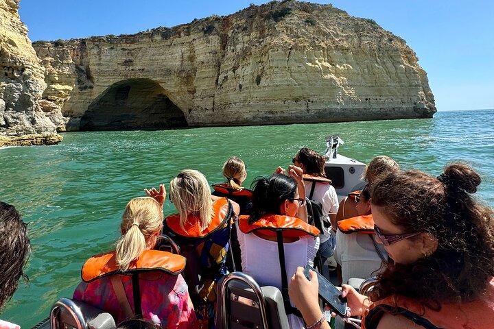リスボン発ベナギル洞窟ボートツアー付きアルガルヴェプライベート日帰り旅行