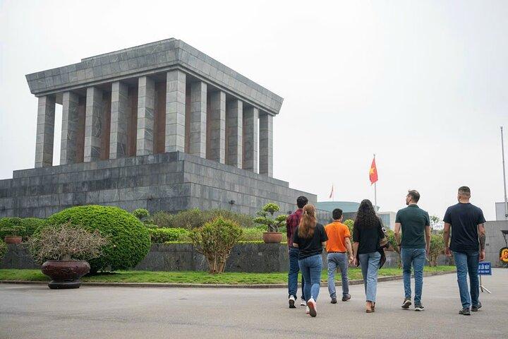 Visita de dia inteiro à prisão de Hoa Lo