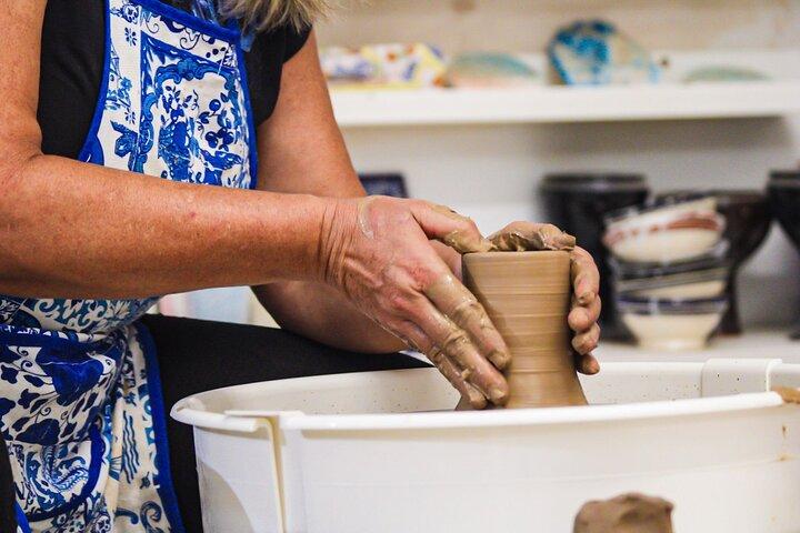 Keramieklessen in Sevilla – Leer werken op een pottenbakkerswiel, majolica of mozaïek