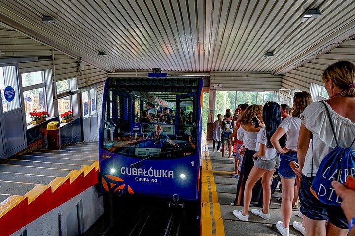 クラクフ：ザコパネツアー、ケーブルカー、地元のスピリッツ、温泉