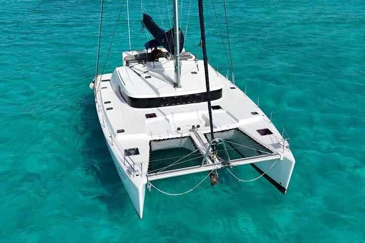7 horas/60 pés de catamarã de luxo fretado em Cancún para Isla Mujeres