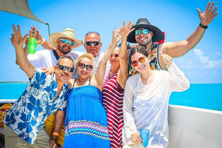 Catamarã privado de Cancun para Isla Mujeres com buffet e bar aberto